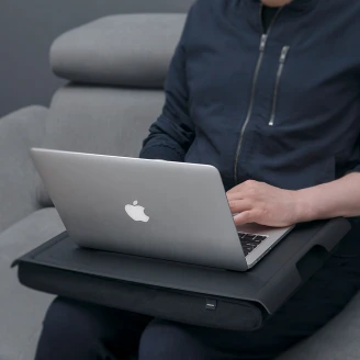 <strong>Bosign</strong>  Laptray Svart Matt 38x46 cm, Svart Kudde