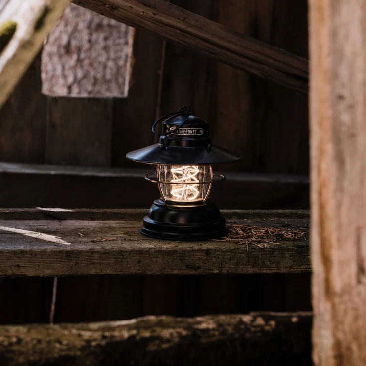 Barebones Lanterne med To Batterier Outpost Bronse