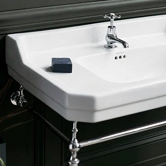 <strong>Burlington</strong>  Servant Edwardian 61 cm Hvit med Kromstativ & Håndkleholder